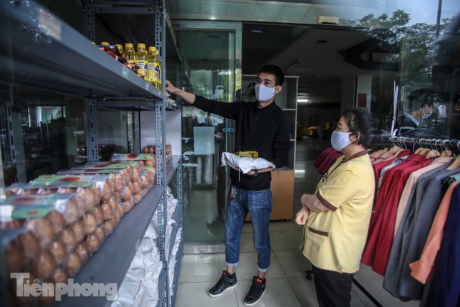 Sau 'ATM gạo', Hà Nội có thêm 'siêu thị 0 đồng' dành cho người nghèo chống COVID-19 ảnh 7