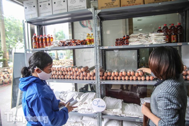 Sau 'ATM gạo', Hà Nội có thêm 'siêu thị 0 đồng' dành cho người nghèo chống COVID-19 ảnh 9