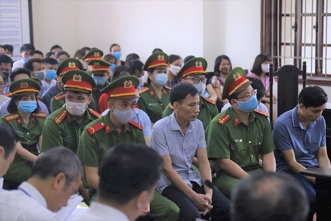 Gian lận điểm thi ở Hòa Bình, cựu Trưởng phòng An ninh nhận 6 năm tù ảnh 1