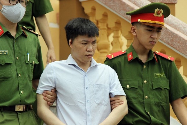 Gian lận điểm thi ở Hòa Bình, cựu Trưởng phòng An ninh nhận 6 năm tù ảnh 2