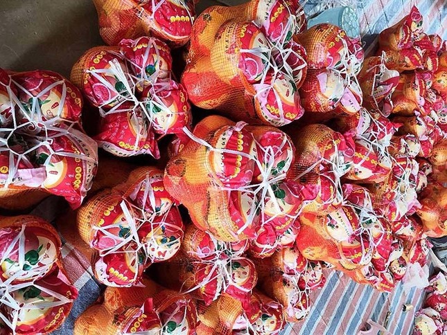 Bưởi Trung Quốc ruột đỏ au: Vỏ vàng không hạt, ngày bán cả tấn ảnh 1