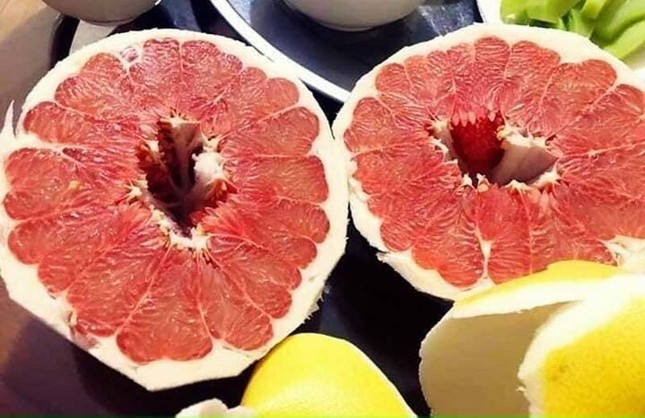 Bưởi Trung Quốc ruột đỏ au: Vỏ vàng không hạt, ngày bán cả tấn ảnh 3