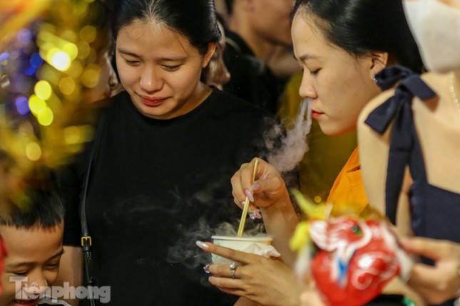 ‘Hốt bạc’ nhờ bán kem nhả khói độc đáo mùa Trung thu Hà Nội ảnh 11