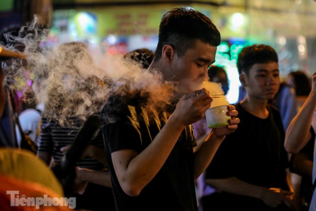 ‘Hốt bạc’ nhờ bán kem nhả khói độc đáo mùa Trung thu Hà Nội ảnh 13