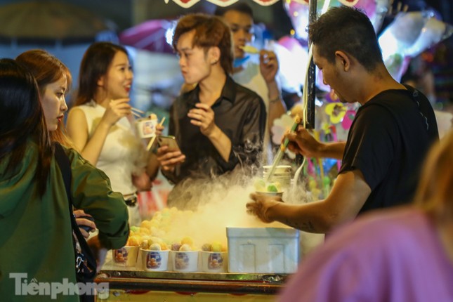 ‘Hốt bạc’ nhờ bán kem nhả khói độc đáo mùa Trung thu Hà Nội ảnh 1