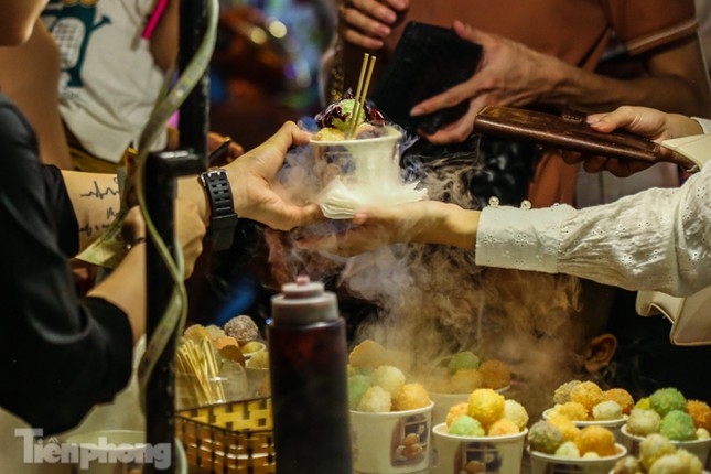 ‘Hốt bạc’ nhờ bán kem nhả khói độc đáo mùa Trung thu Hà Nội ảnh 4