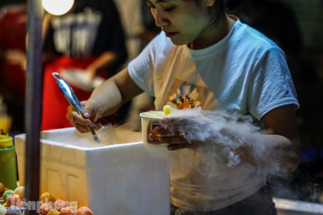 ‘Hốt bạc’ nhờ bán kem nhả khói độc đáo mùa Trung thu Hà Nội ảnh 3