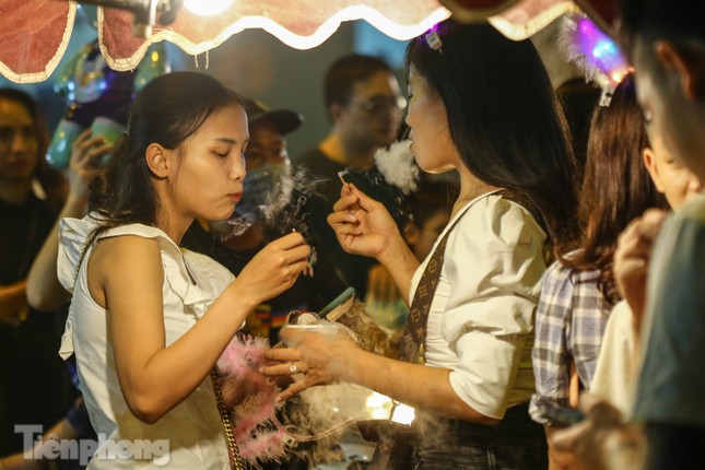 ‘Hốt bạc’ nhờ bán kem nhả khói độc đáo mùa Trung thu Hà Nội ảnh 9