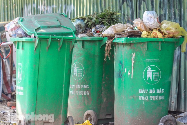 Công nhân trở lại dọn dẹp, nhiều phố Hà Nội vẫn chất đầy rác ảnh 11