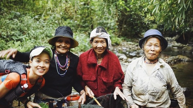 Choáng ngợp "kỳ quan" bên trong khu rừng đỗ quyên quý hiếm nhất Việt Nam ảnh 11
