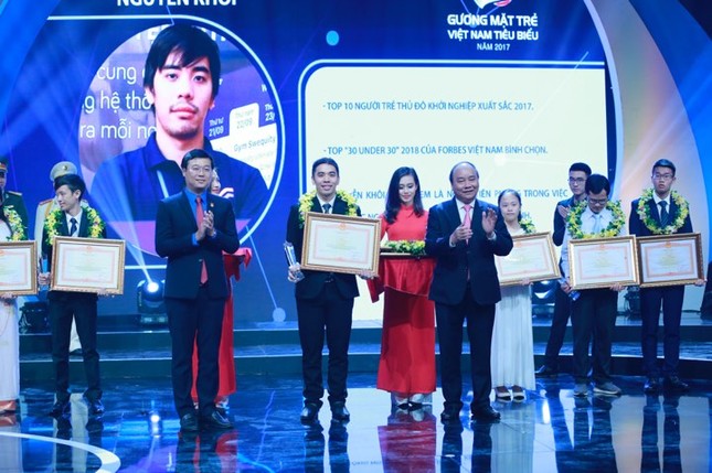 Thủ tướng trao giải thưởng Gương mặt trẻ Việt Nam tiêu biểu năm 2017 ảnh 38