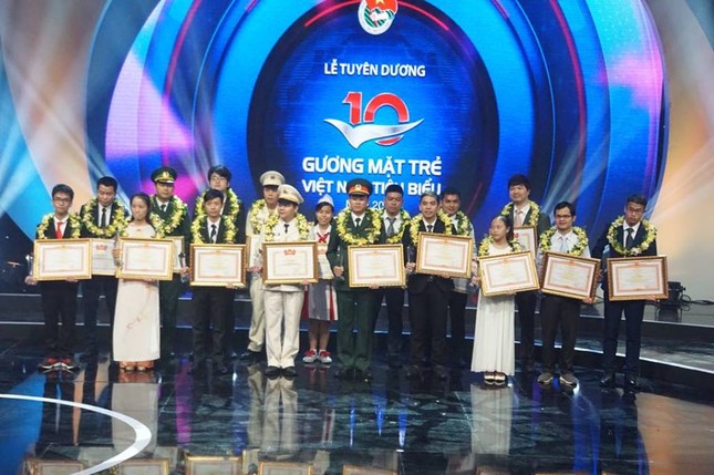 Thủ tướng trao giải thưởng Gương mặt trẻ Việt Nam tiêu biểu năm 2017 ảnh 43