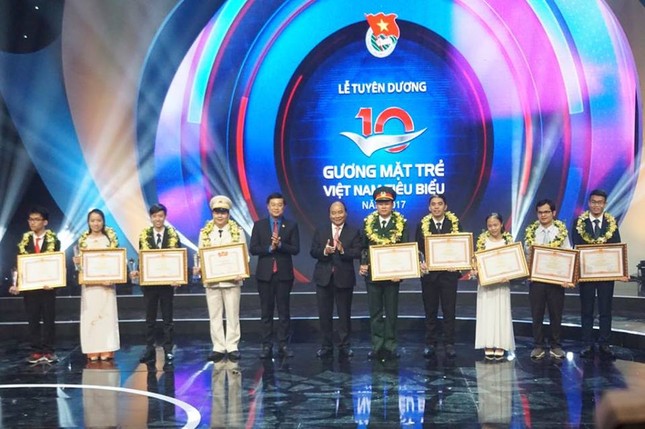 Thủ tướng trao giải thưởng Gương mặt trẻ Việt Nam tiêu biểu năm 2017 ảnh 41