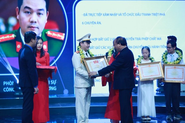 Thủ tướng trao giải thưởng Gương mặt trẻ Việt Nam tiêu biểu năm 2017 ảnh 40