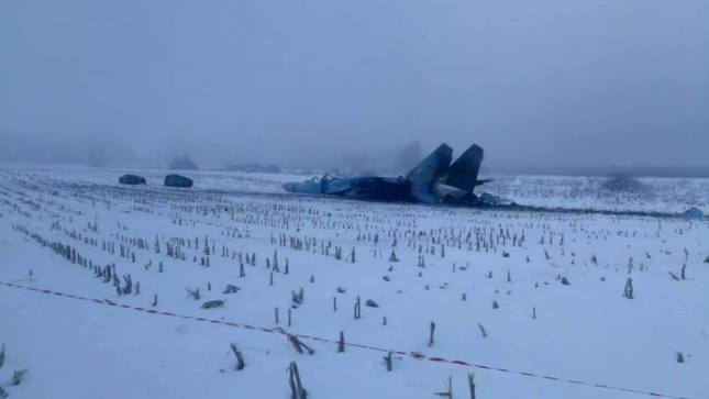 Nhìn gần tiêm kích Su-27 của Ukraine rơi khi hạ cánh ảnh 1