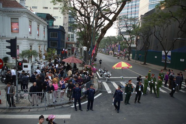 Bữa tối kết thúc, Tổng thống Trump và Chủ tịch Kim rời khách sạn Metropole ảnh 13