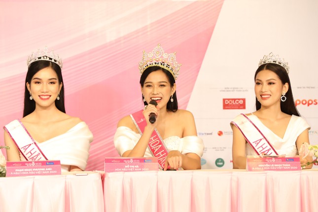 Top 3 Hoa hậu Việt Nam 2020 rạng rỡ gặp gỡ báo giới sau đêm đăng quang ảnh 10