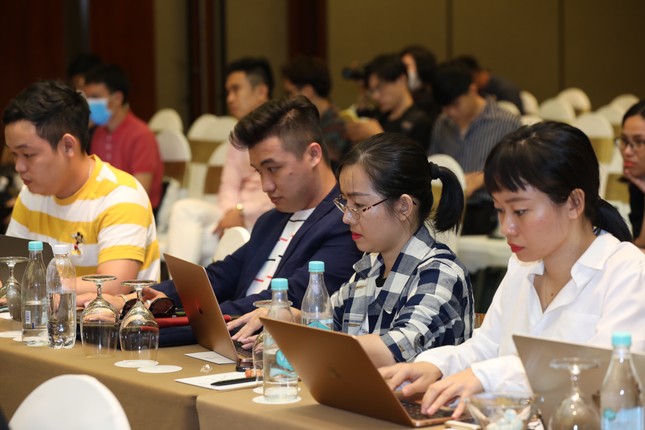 Top 3 Hoa hậu Việt Nam 2020 rạng rỡ gặp gỡ báo giới sau đêm đăng quang ảnh 20
