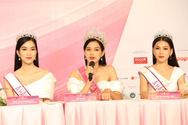 Top 3 Hoa hậu Việt Nam 2020 rạng rỡ gặp gỡ báo giới sau đêm đăng quang ảnh 14
