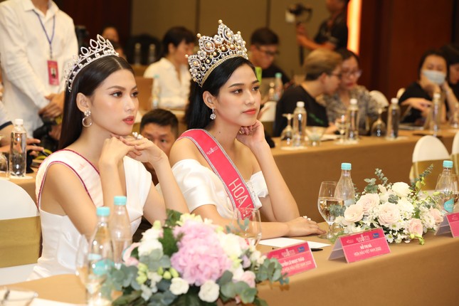 Top 3 Hoa hậu Việt Nam 2020 rạng rỡ gặp gỡ báo giới sau đêm đăng quang ảnh 6