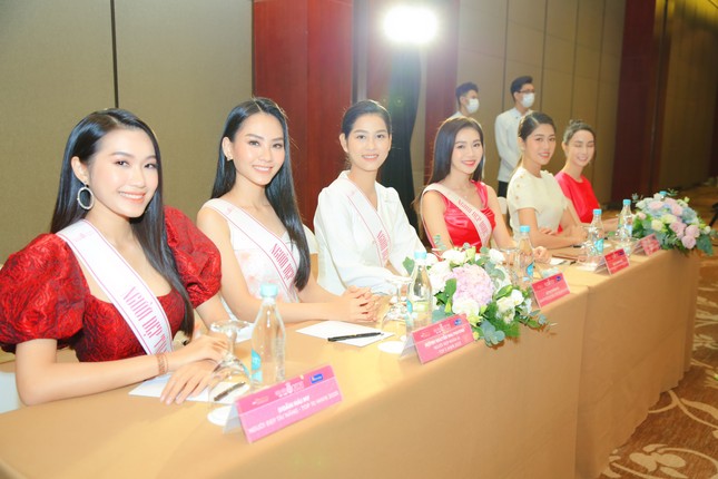 Top 3 Hoa hậu Việt Nam 2020 rạng rỡ gặp gỡ báo giới sau đêm đăng quang ảnh 7