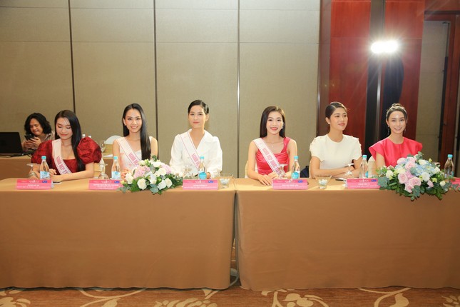 Top 3 Hoa hậu Việt Nam 2020 rạng rỡ gặp gỡ báo giới sau đêm đăng quang ảnh 8