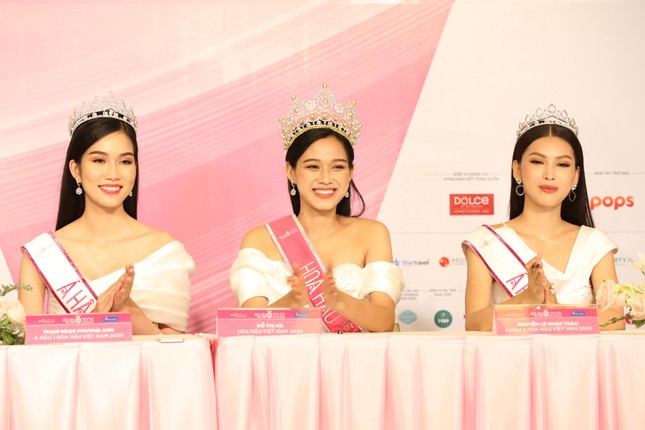 Top 3 Hoa hậu Việt Nam 2020 rạng rỡ gặp gỡ báo giới sau đêm đăng quang ảnh 11
