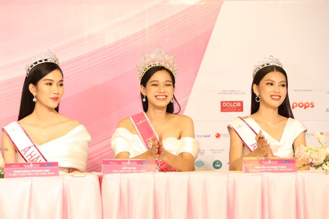 Top 3 Hoa hậu Việt Nam 2020 rạng rỡ gặp gỡ báo giới sau đêm đăng quang ảnh 16