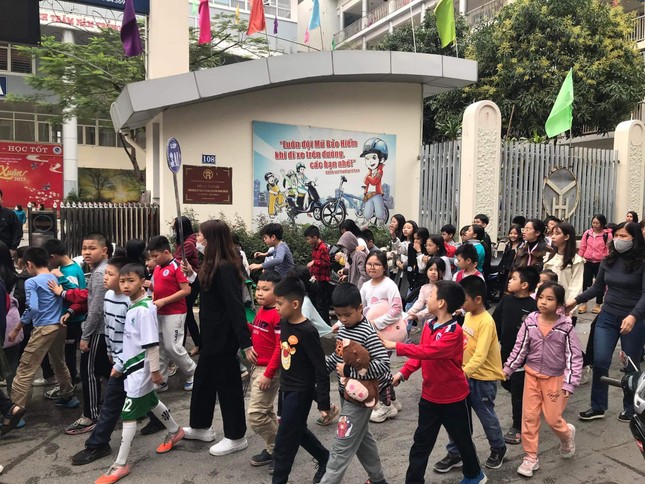 Hà Nội: Cháy trong Trường Tiểu học Yên Hoà ảnh 4