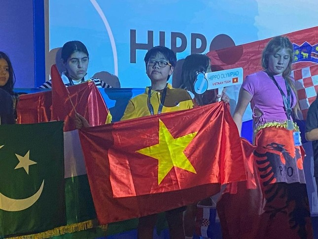 Tấm huy chương đầu tiên của đoàn Việt Nam tại kỳ thi Olympic tiếng Anh - HIPPO ảnh 1