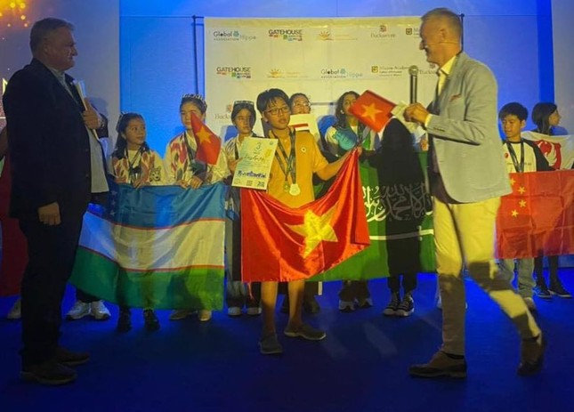Tấm huy chương đầu tiên của đoàn Việt Nam tại kỳ thi Olympic tiếng Anh - HIPPO ảnh 3