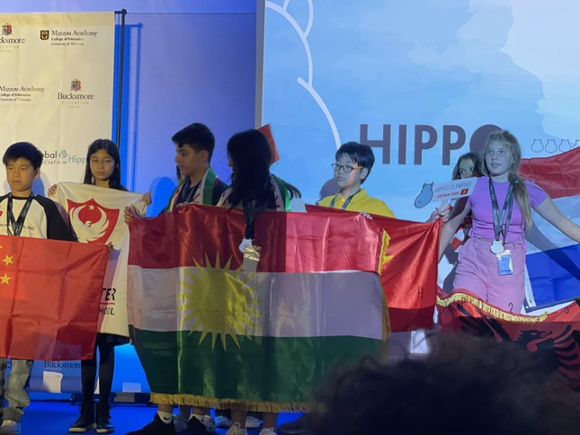 Tấm huy chương đầu tiên của đoàn Việt Nam tại kỳ thi Olympic tiếng Anh - HIPPO ảnh 2