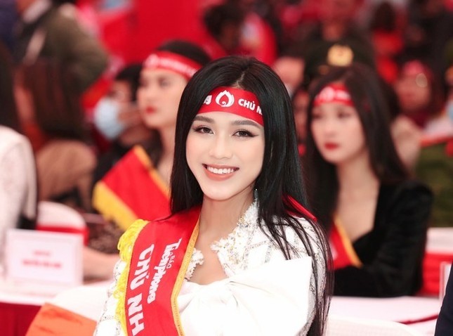 Hoa hậu Đỗ Thị Hà phấn khích cổ vũ hết mình rapper Rica ảnh 1