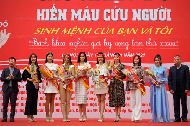 Hoa hậu Đỗ Thị Hà phấn khích cổ vũ hết mình rapper Rica ảnh 2