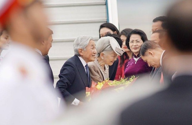 Nhà vua và Hoàng hậu Nhật Bản đã tới Hà Nội ảnh 17