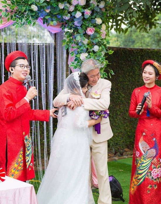 Xúc động 35 năm chuyện tình của NSND Thanh Hoa với chồng kém 6 tuổi ảnh 1