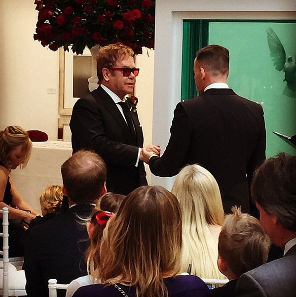 Ảnh ca sĩ Elton John được khiêng lên thuyền khiến fans lo lắng ảnh 4