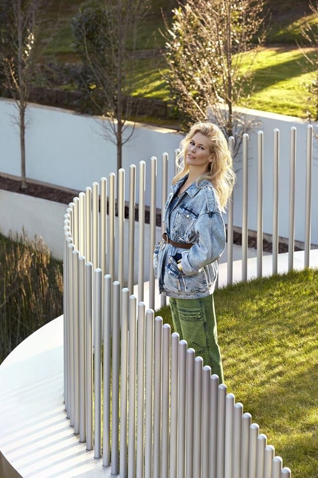 'Siêu mẫu huyền thoại' Claudia Schiffer khoe dáng trẻ đẹp ở tuổi 47 ảnh 5