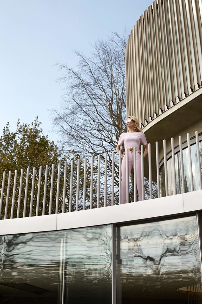 'Siêu mẫu huyền thoại' Claudia Schiffer khoe dáng trẻ đẹp ở tuổi 47 ảnh 6
