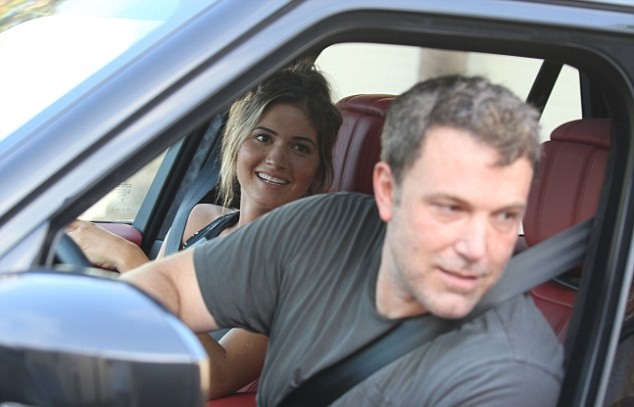 Thân hình nóng bỏng của siêu mẫu Playboy - tình mới của Ben Affleck ảnh 1