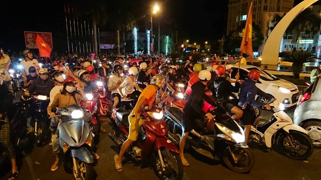 CĐV xuống đường ăn mừng chiến tích của Olympic Việt Nam ảnh 33