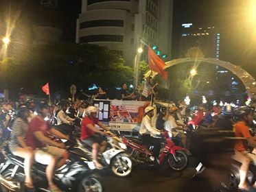 CĐV xuống đường ăn mừng chiến tích của Olympic Việt Nam ảnh 10