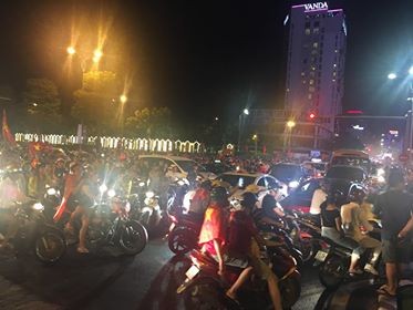CĐV xuống đường ăn mừng chiến tích của Olympic Việt Nam ảnh 6