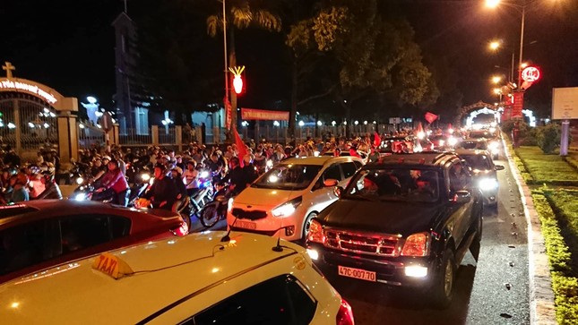 CĐV xuống đường ăn mừng chiến tích của Olympic Việt Nam ảnh 35