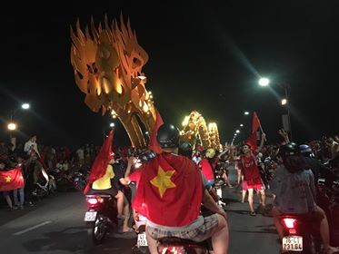CĐV xuống đường ăn mừng chiến tích của Olympic Việt Nam ảnh 23