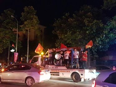 CĐV xuống đường ăn mừng chiến tích của Olympic Việt Nam ảnh 32