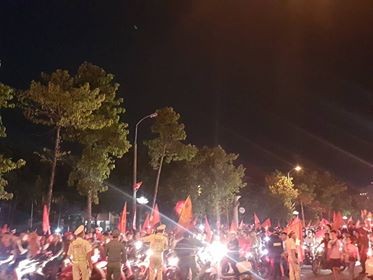 CĐV xuống đường ăn mừng chiến tích của Olympic Việt Nam ảnh 31