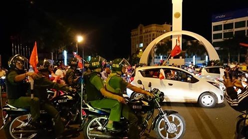CĐV xuống đường ăn mừng chiến tích của Olympic Việt Nam ảnh 41