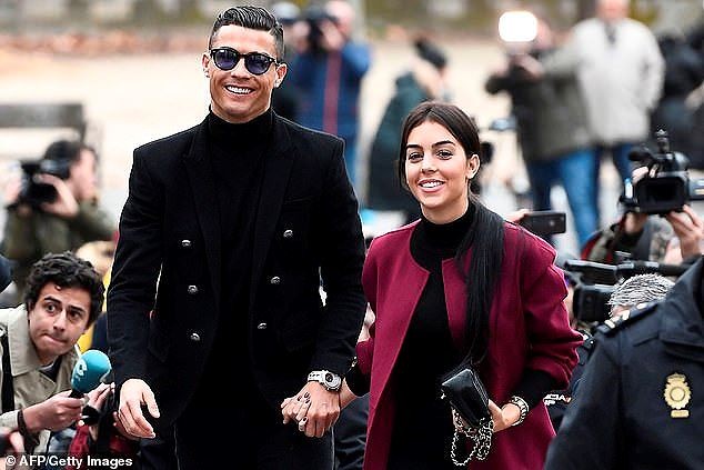 Bạn gái Cristiano Ronaldo khoe ngực đầy nóng bỏng trên thảm đỏ Cannes ảnh 9