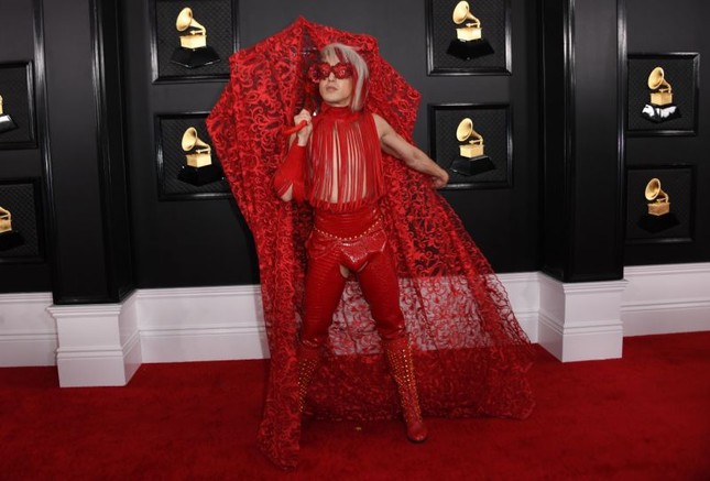 Nam ca sĩ Ricky Rebel mặc dị, quằn quại 'khó đỡ' trên thảm đỏ Grammy 2020 ảnh 6